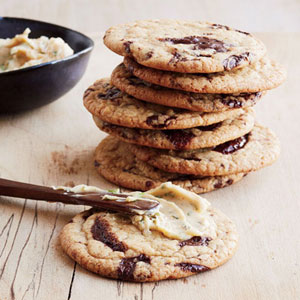 chocolate-chip-cookies-red-miso-buttercream-recipe-fw0213-mdn