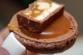 Snickers-Macaron-by-Bakers-Royale 2