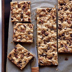 chocolate-chip-pecan-cookie-bars-recipe